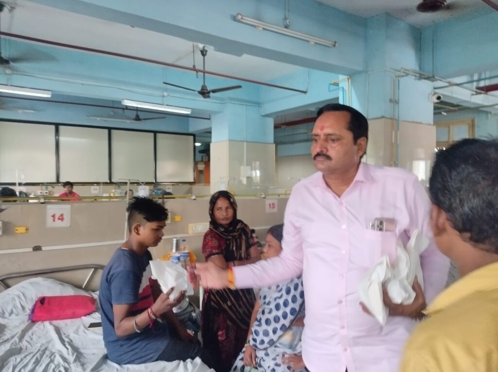 प्रधानमंत्री के जन्मदिन पर मरीजों को बांटे गए फल