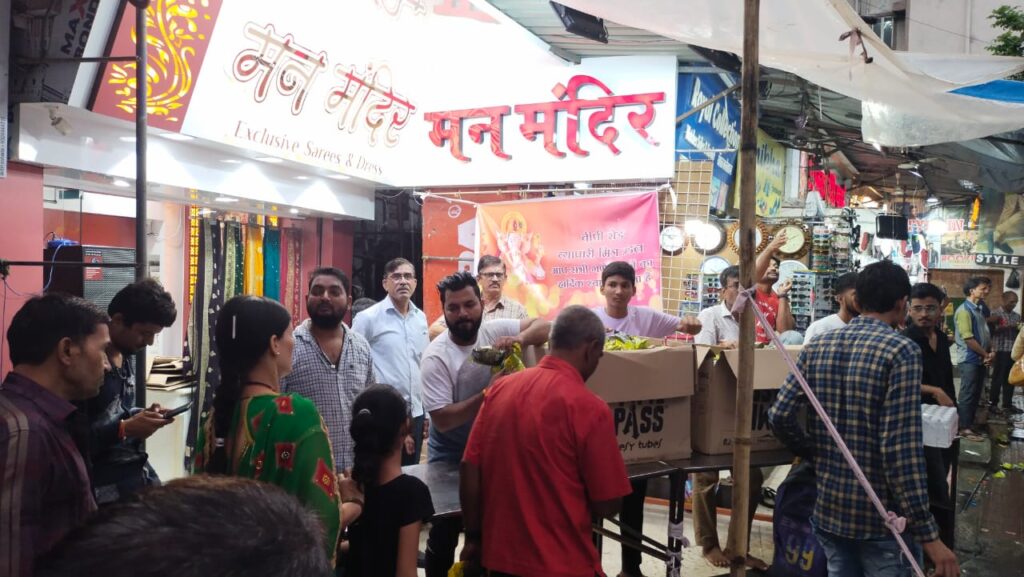 बीपी रोड व्यापारी मित्र मंडल द्वारा विसर्जन के दौरान गणेश भक्तों की सेवा