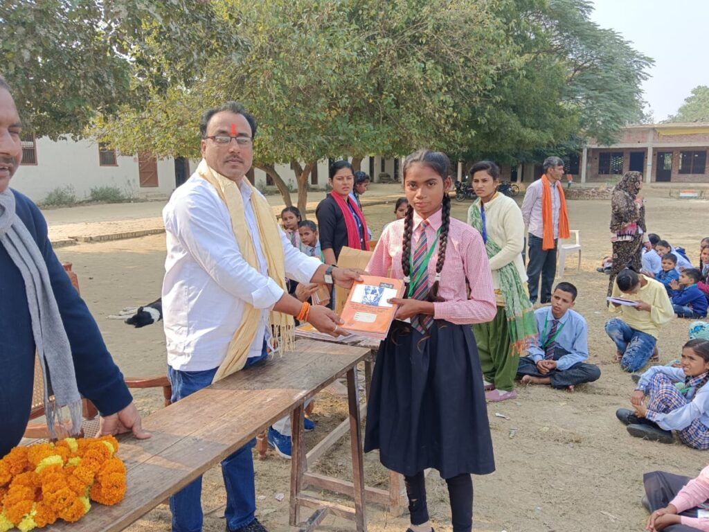 अनाथ, गरीब और दिव्यांग बच्चों को शैक्षणिक सामग्रियों का वितरण