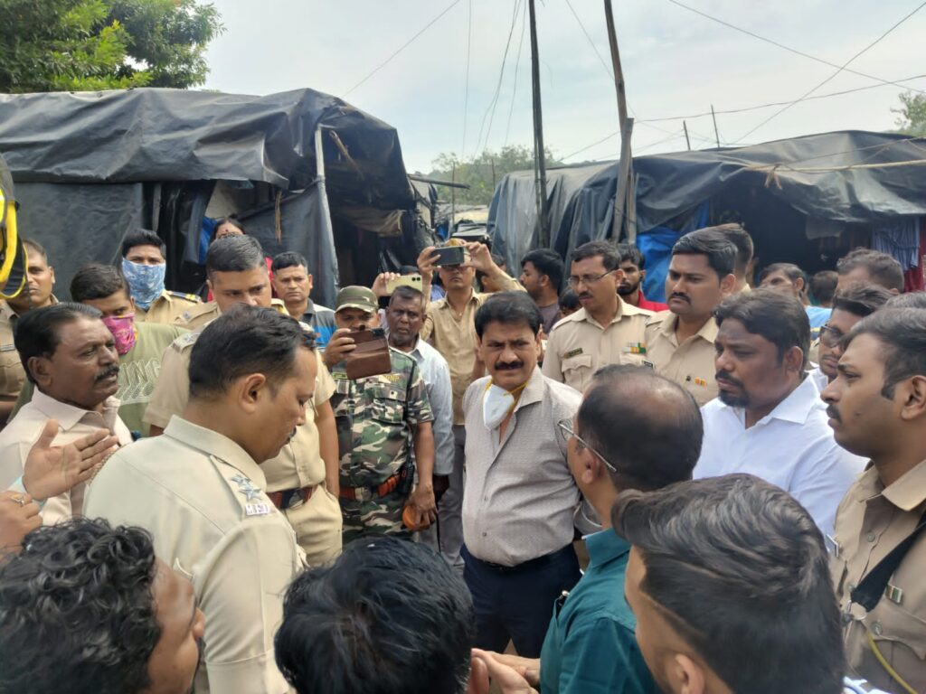 झोपड़ों को बचाने के लिए अधिवेशन छोड़कर कांदिवली पहुंचे विधायक प्रकाश सुर्वे