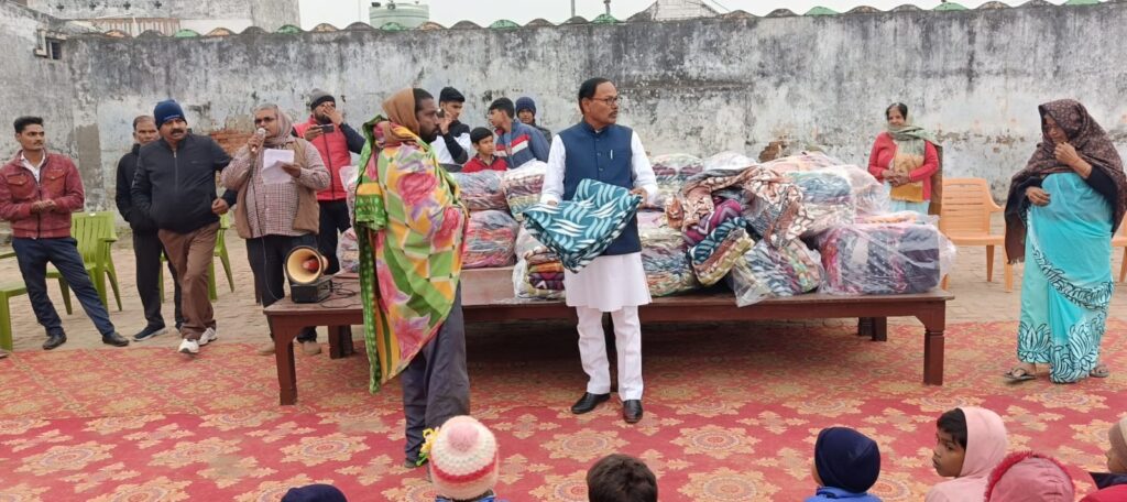 कड़ाके की ठंड के बीच कृपाशंकर सिंह के गांव में 1000 जरूरतमंदों को कंबल वितरित