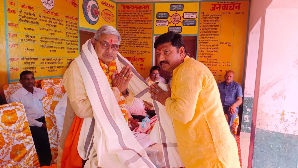 शिक्षक विनोद पाण्डेय का किया गया सेवानिवृत्ति सम्मान