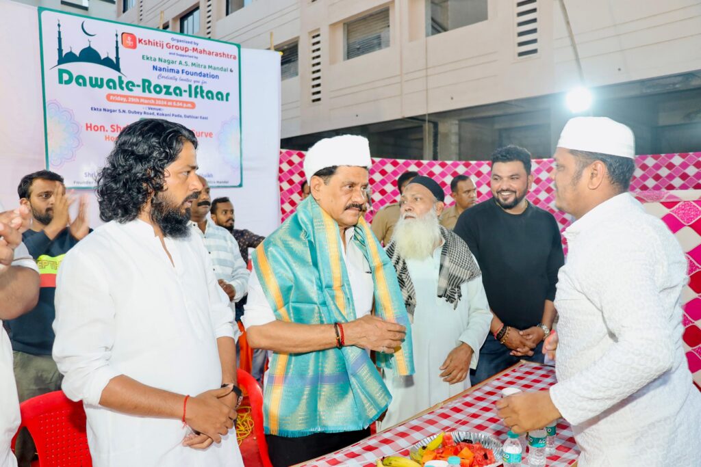 इफ्तार पार्टी में शामिल हुए शिवसेना विधायक प्रकाश सुर्वे