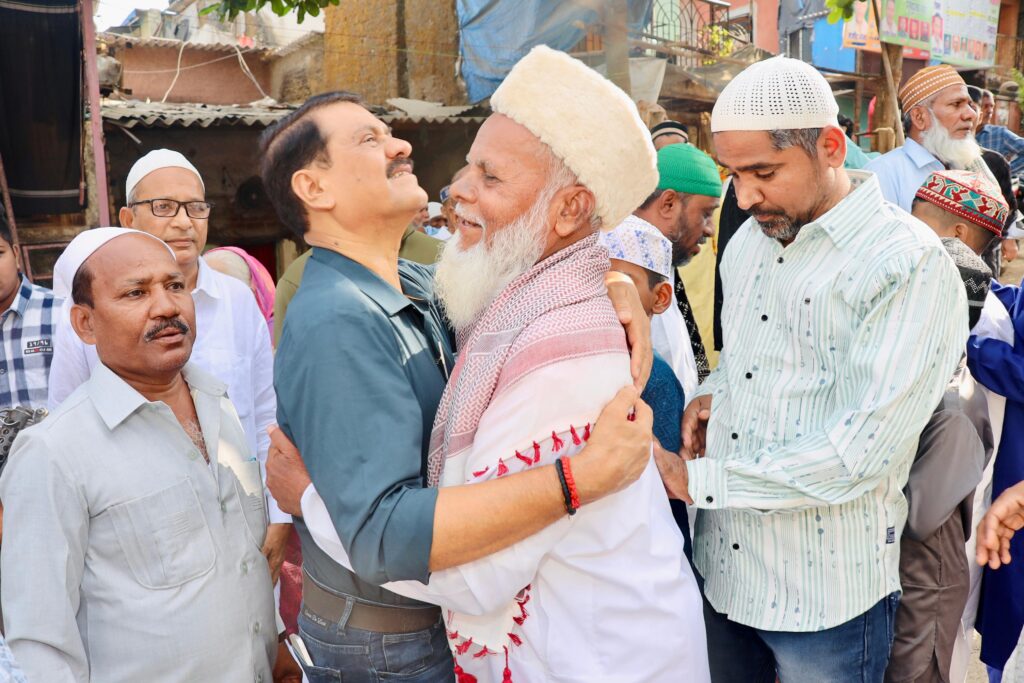 ईद की शुभकामनाएं देने मुस्लिमों के घर पहुंचे विधायक प्रकाश सुर्वे