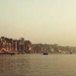 काशी में बदली परंपरा,दशाश्वमेध घाट की सीढ़ियों से ऊपर आया पानी, अब छत पर होने लगी विश्वप्रसिद्ध गंगा आरती