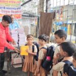 विश्वकर्मा चैरिटेबल ट्रस्ट द्वारा विद्यार्थियों को मुफ्त नोटबुक वितरण