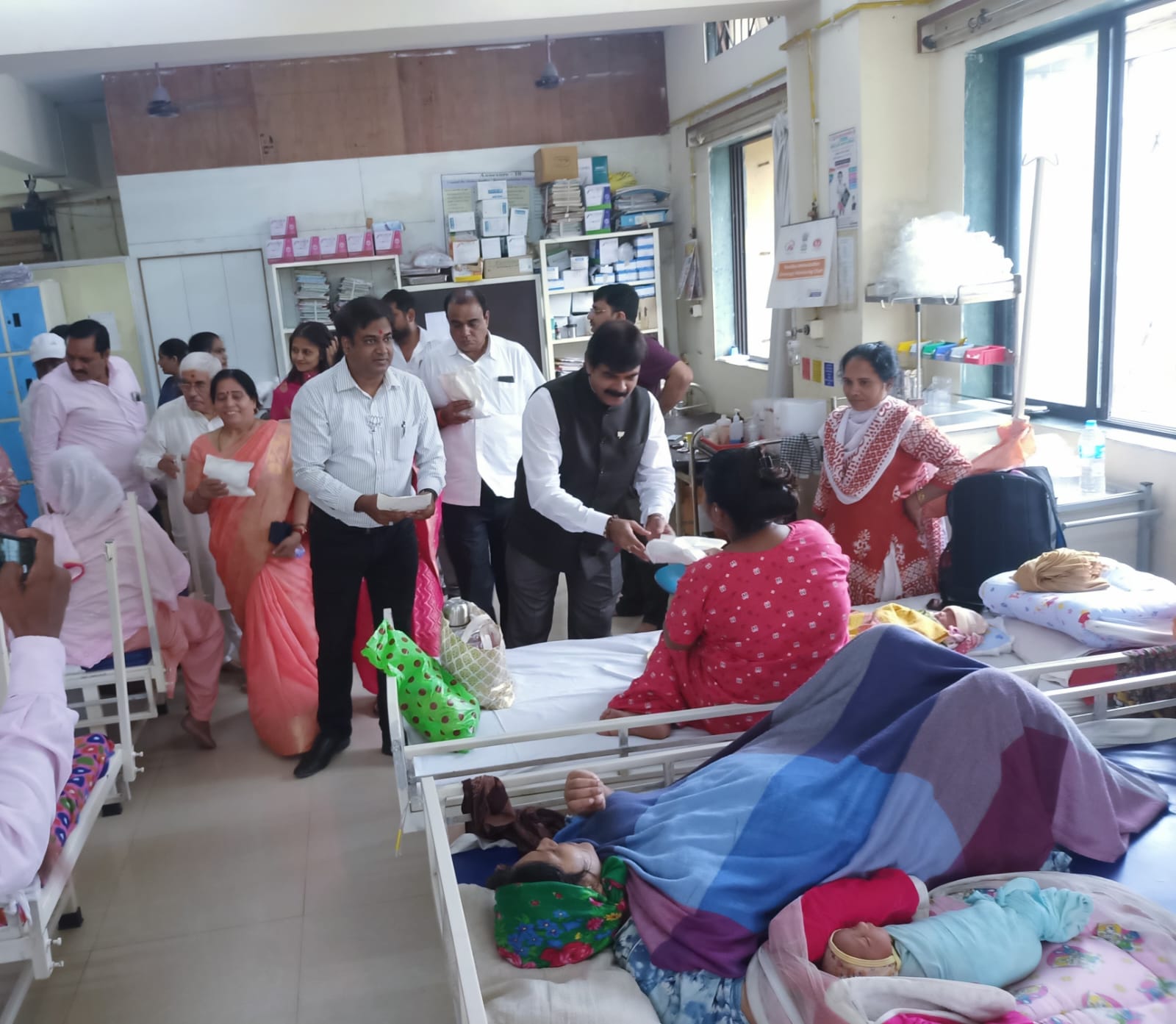 प्रधानमंत्री के जन्मदिन पर मरीजों को बांटे गए फल