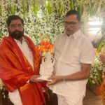 गणपति बप्पा के दर्शन करने मुख्यमंत्री पहुंचे कृपाशंकर सिंह के घर