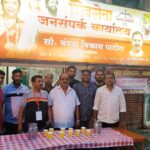 युवा प्रतिष्ठान की तरफ से गणेश भक्तों के लिए वडा पाव और शरबत