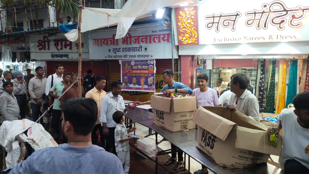 बीपी रोड व्यापारी मित्र मंडल द्वारा विसर्जन के दौरान गणेश भक्तों की सेवा