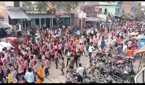 जेल भेजे गए शिक्षक की पत्नी धरने पर,एसपी बोले संयुक्त टीम की रिपोर्ट पर करेंगे कार्रवाई