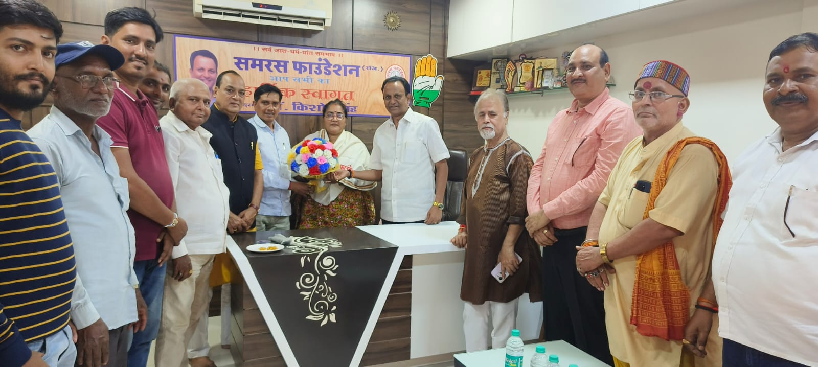 रिक्शाचालक को दबंगो के उत्पीड़न से मुक्ति दिलाने वाली मीनाताई हुबलीकर का समरस ने किया सम्मान