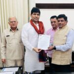 डॉ योगेश दुबे ने रेल समस्याओं को लेकर महाप्रबंधक को सौंपा ज्ञापन