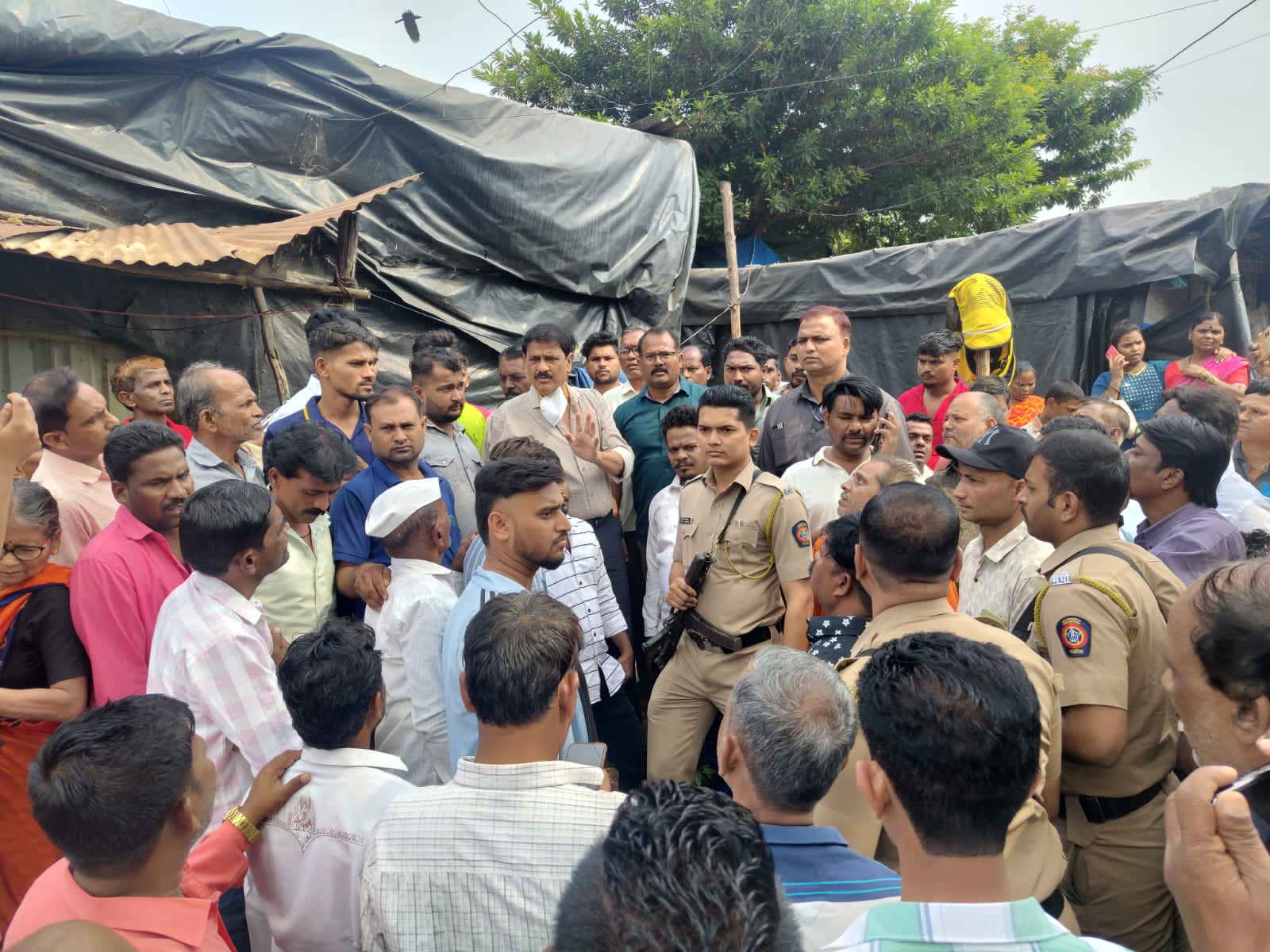 झोपड़ों को बचाने के लिए अधिवेशन छोड़कर कांदिवली पहुंचे विधायक प्रकाश सुर्वे