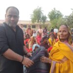 कड़ाके की ठंड के बीच संतोष सिंह ने 1000 ग्रामीणों को बांटे कंबल