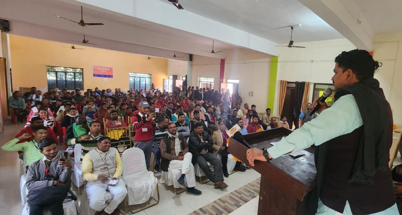 विधायक रमेश चंद्र मिश्र ने चयनित अभ्यर्थियों को वितरित किया नियुक्ति पत्र