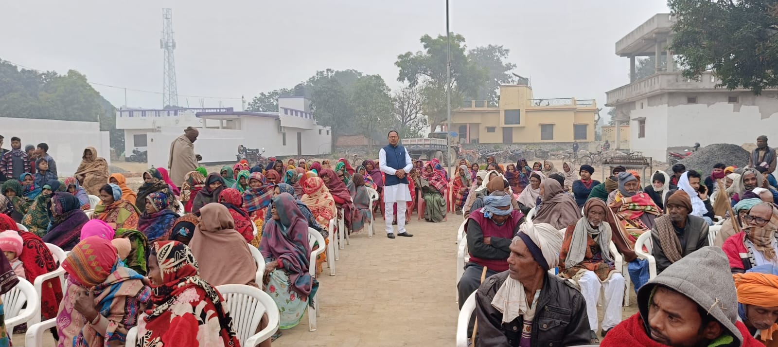 कड़ाके की ठंड के बीच कृपाशंकर सिंह के गांव में 1000 जरूरतमंदों को कंबल वितरित