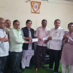 समाज की भलाई के लिए दीपक यादव ने सौंपा एक लाख रुपए का चेक