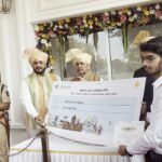 मंगल प्रभात लोढ़ा के हाथों एक लाख रुपए का चेक पाकर पुरस्कृत हुए ध्रुव परितोष सिंह