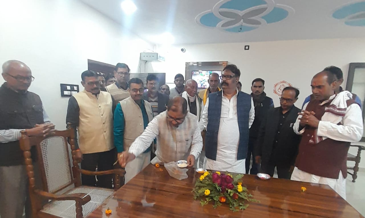 प्रबंधक अनिल कुमार सिंह ने किया नवनिर्मित प्रधानाचार्य कार्यालय का उद्घाटन