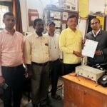 सुरियावा स्टेशन पर कामायनी एक्सप्रेस के ठहराव के लिए मनोज दुबे ने सौंपा ज्ञापन