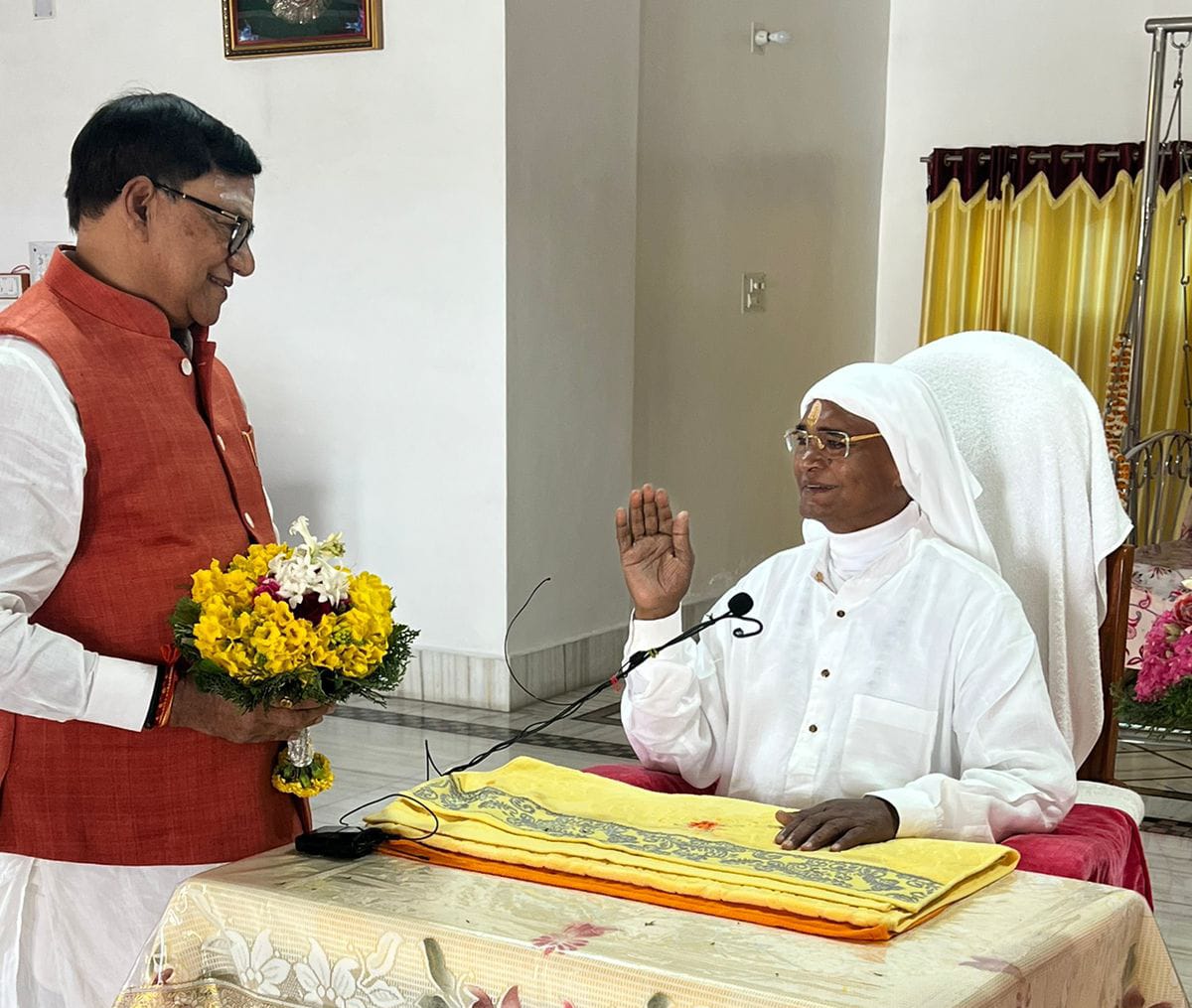 गढ़वाघाट मठ पहुंचकर कृपाशंकर सिंह ने लिया सदगुरु महाराज का आशीर्वाद