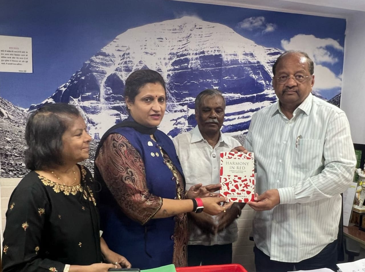 सांसद गोपाल शेट्टी ने दीपा गोयंका की पुस्तक हार्मनी इन रेड को बताया अद्भुत