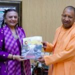 योगी आदित्यनाथ को अपनी पुस्तकें भेंटकर डॉ मंजू लोढ़ा ने लिया आशीर्वाद