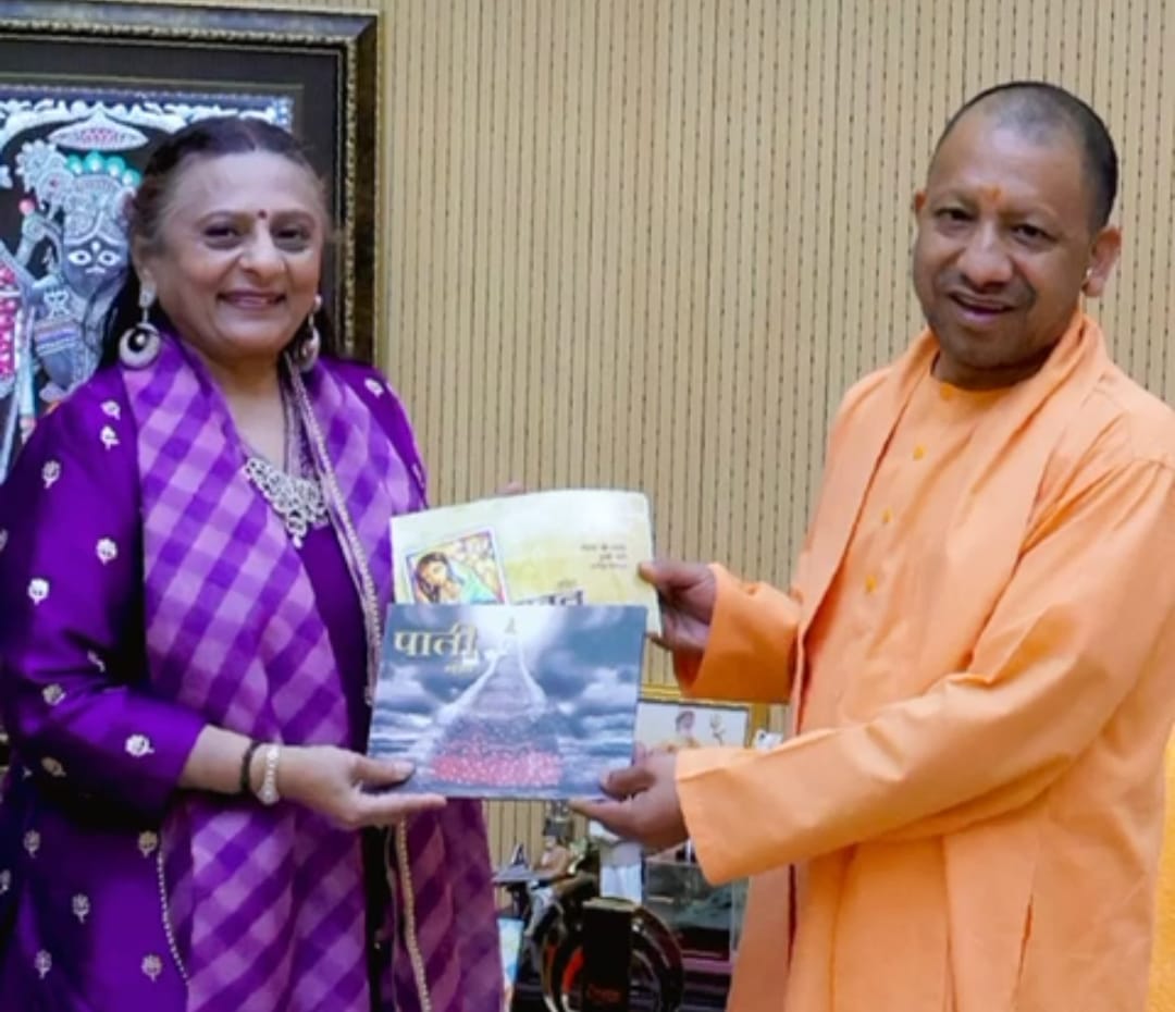 योगी आदित्यनाथ को अपनी पुस्तकें भेंटकर डॉ मंजू लोढ़ा ने लिया आशीर्वाद