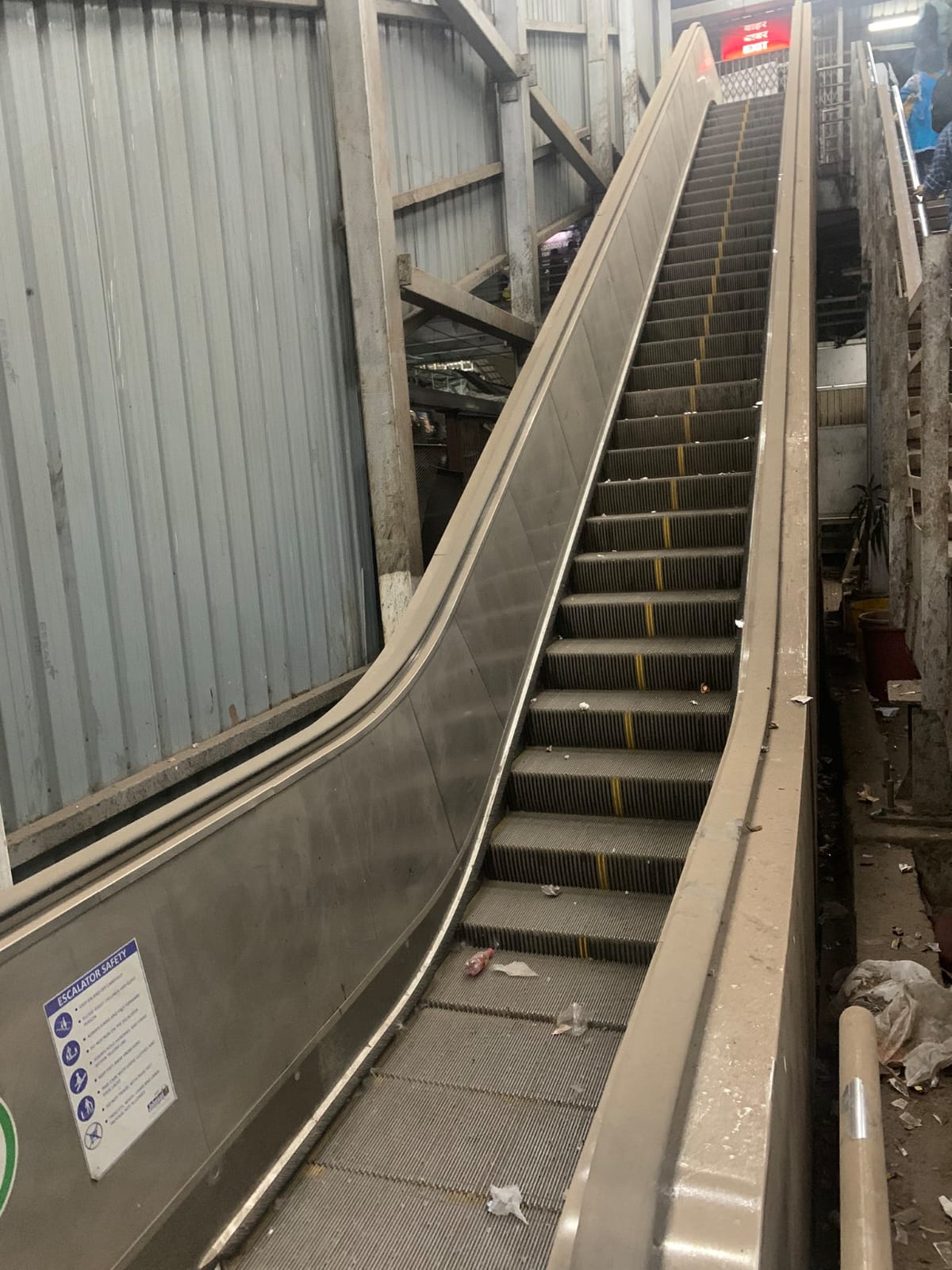 मध्य रेलवे का एस्केलेटर रखरखाव पश्चिम रेलवे की तुलना में अधिक महंगा