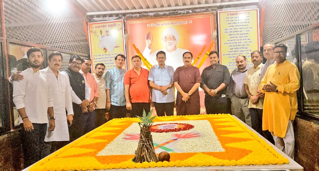 स्वानंद बाबा आश्रम में खेली गई फूलों की होली