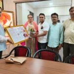 वरिष्ठ पत्रकार कृष्णचंद्र दूबे को हिंदी सेवा पुरस्कार मिलने पर अभिनंदन