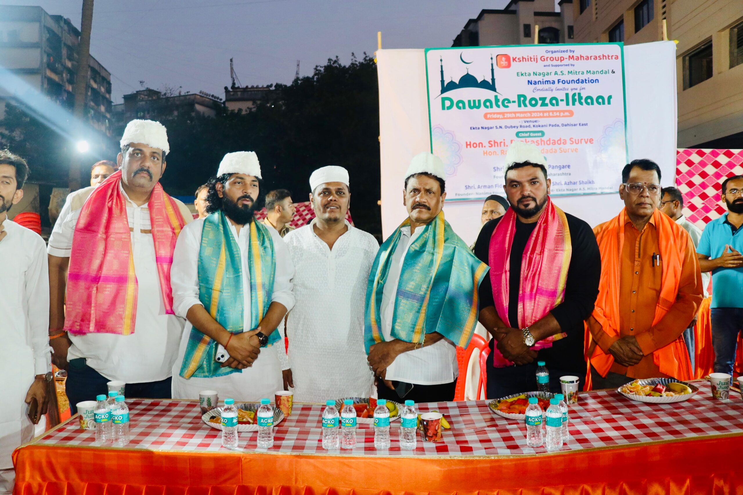 इफ्तार पार्टी में शामिल हुए शिवसेना विधायक प्रकाश सुर्वे