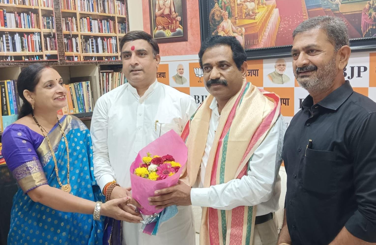 जनसंपर्क कार्यालय पहुंचने पर पूर्व सांसद संजीव नाईक का सम्मान