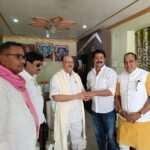 महाराष्ट्र के पूर्व मंत्री रमेश दुबे का अखिल मिश्रा ने किया सम्मान