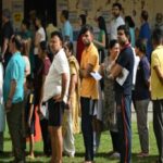 EVM की खराबी के चलते चिलचिलाती धूप में 4 घंटे खड़े रहे मतदाता