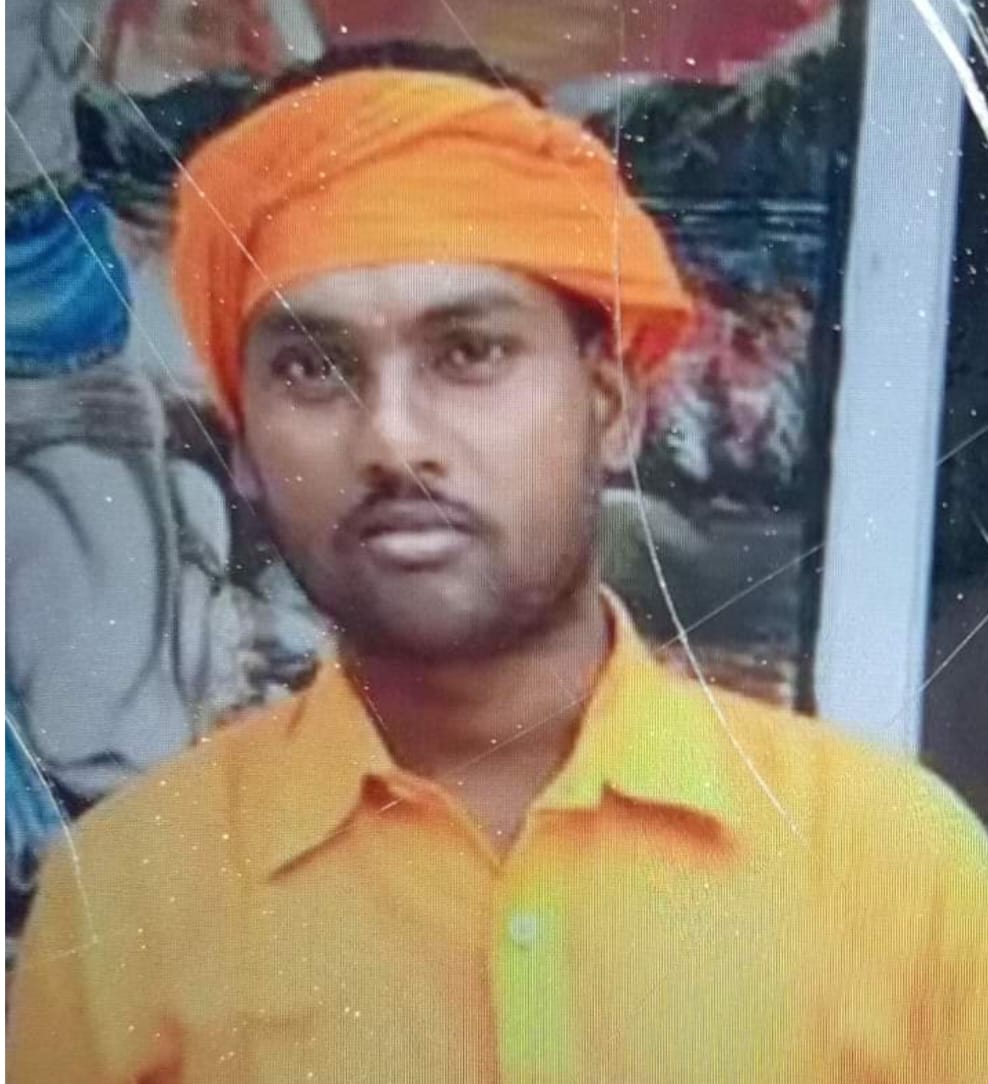 जेसीबी समेत मिट्टी में दबे राकेश यादव को बचाने की दिशा में प्रशासन निष्क्रिय