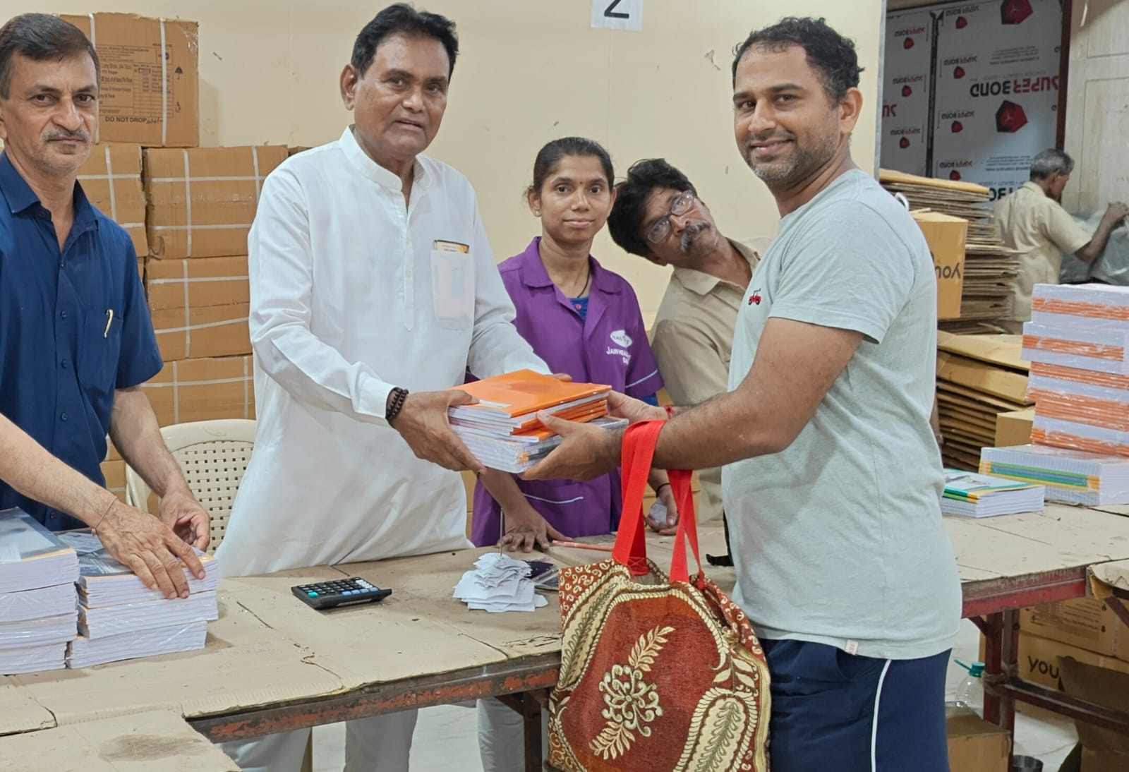 फ्लोरा फाउंडेशन द्वारा हजारों विद्यार्थियों को मुफ्त नोटबुक वितरित