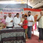 कल्याण में सामाजिक संस्थाओं द्वारा विद्यार्थियों को मुफ्त नोटबुक्स वितरित