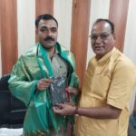 समरस फाउंडेशन ने किया खुटहन थानाध्यक्ष दिव्य प्रकाश सिंह का सम्मान