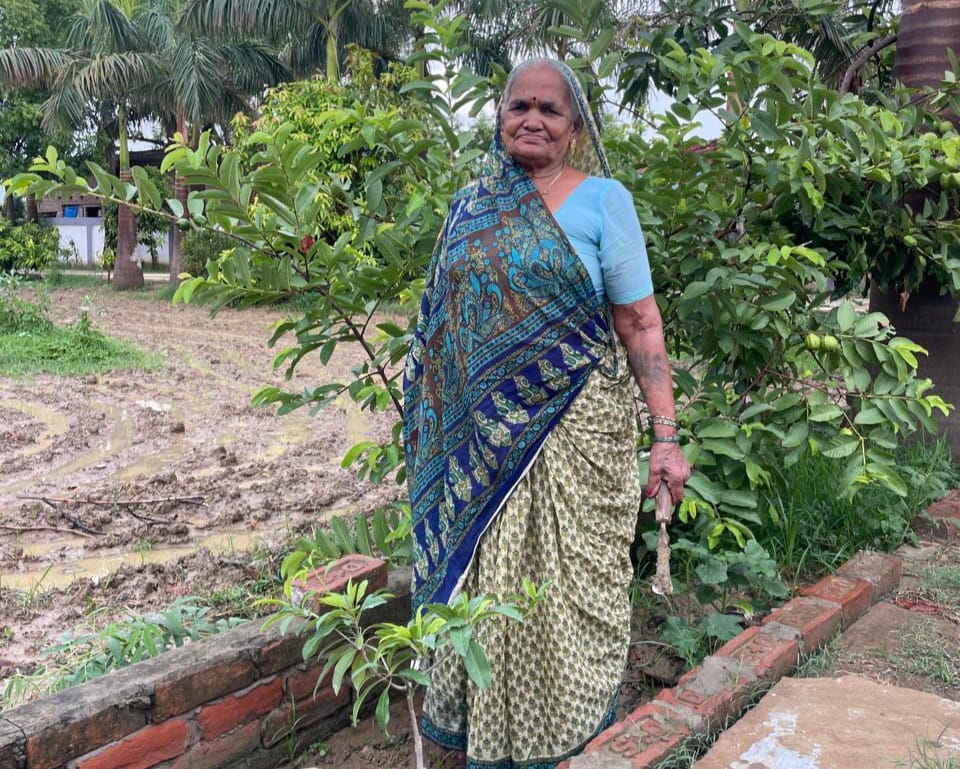 सरजू देई ने अपने पुत्र के साथ 50 पौधे लगाकर लोगों को किया प्रेरित