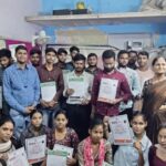 अंतर्राष्ट्रीय शिक्षक दिवस के अवसर पर विद्यार्थियों को सर्टिफिकेट वितरित