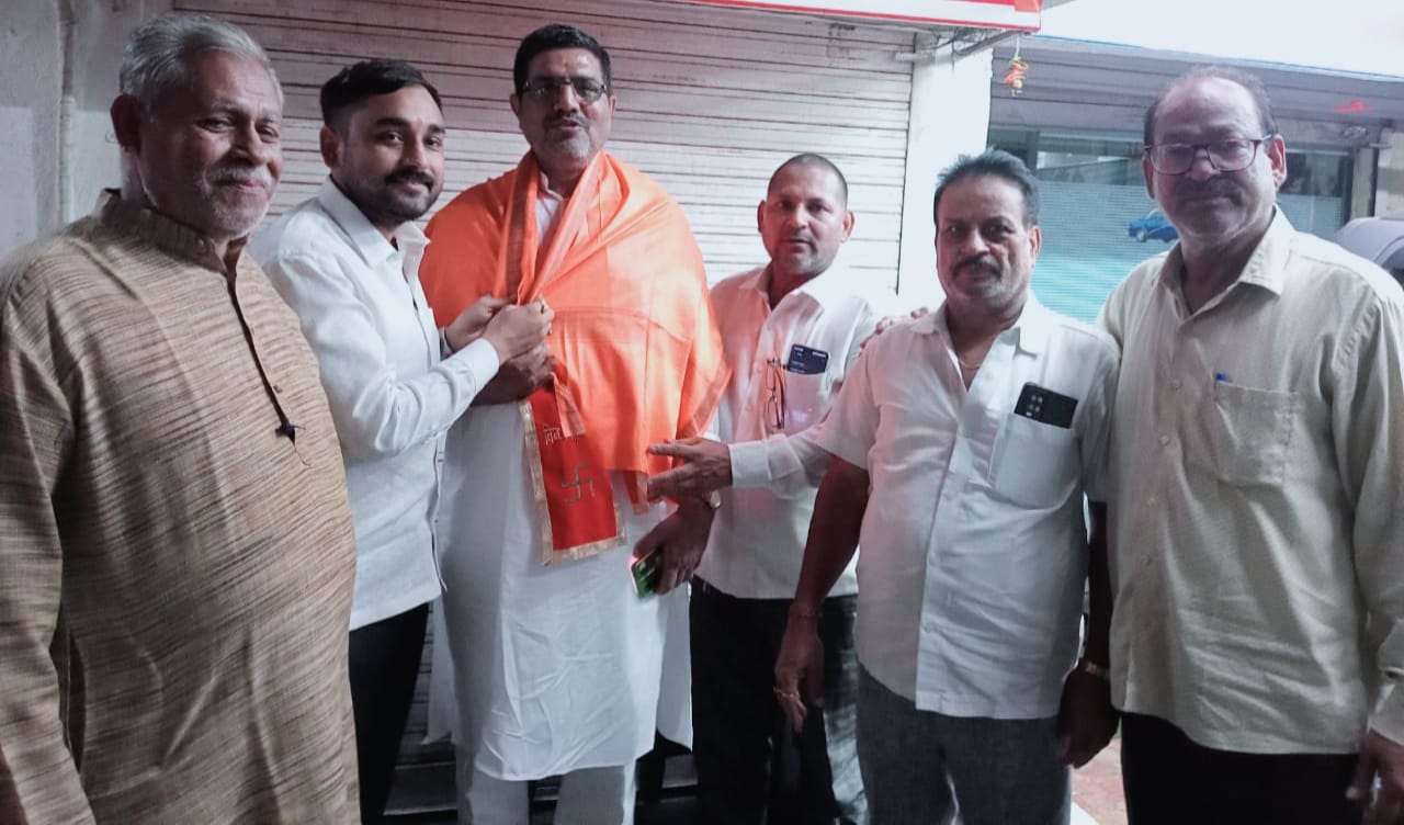 भाजपा युवा नेता अजय कुमार मिश्रा को बधाई देने पहुंचे गणमान्य