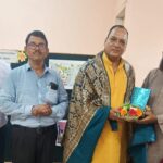 भारतरत्न डॉ. अंबेडकर अवार्ड मिलने पर उप शिक्षणाधिकारी निसार खान ने किया सम्मान