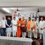 हिंदू युवा वाहिनी द्वारा आचार्य पवन त्रिपाठी और शिवपूजन पांडे का सम्मान