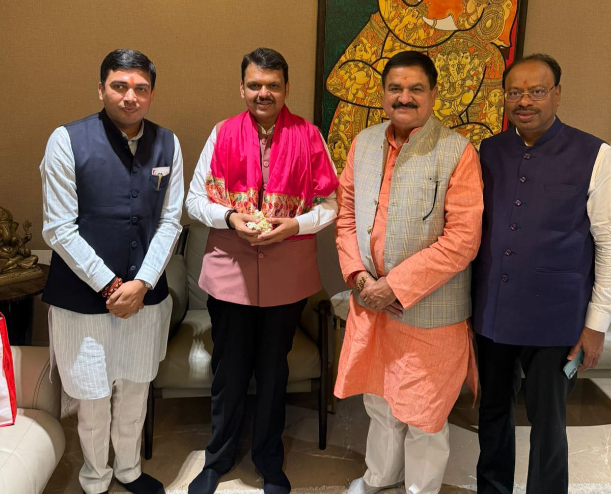 चुनावी बिगुल के साथ ही देवेंद्र फडणवीस ने किया नामांकन