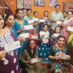 बचत गट की महिला सदस्यों को चेक का वितरण