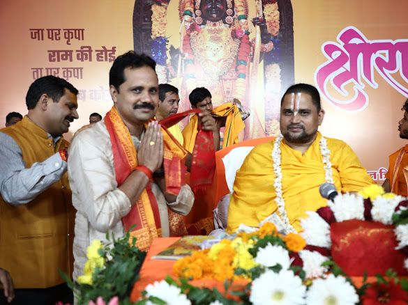 अपना पूर्वांचल महासंघ के राष्ट्रीय अध्यक्ष एड.अशोक दुबे ने राम कथा में पहुंचकर लिया आशीर्वाद