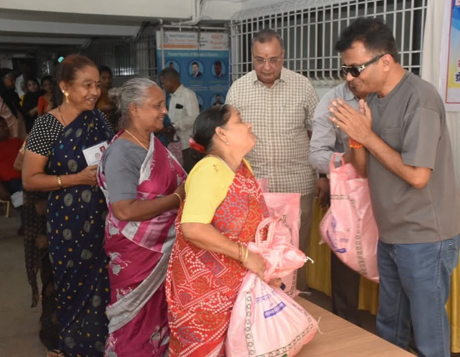 मीनादेवी मुरारका की स्मृति में 240 परिवारों को वितरित की गई खाद्य सामग्री