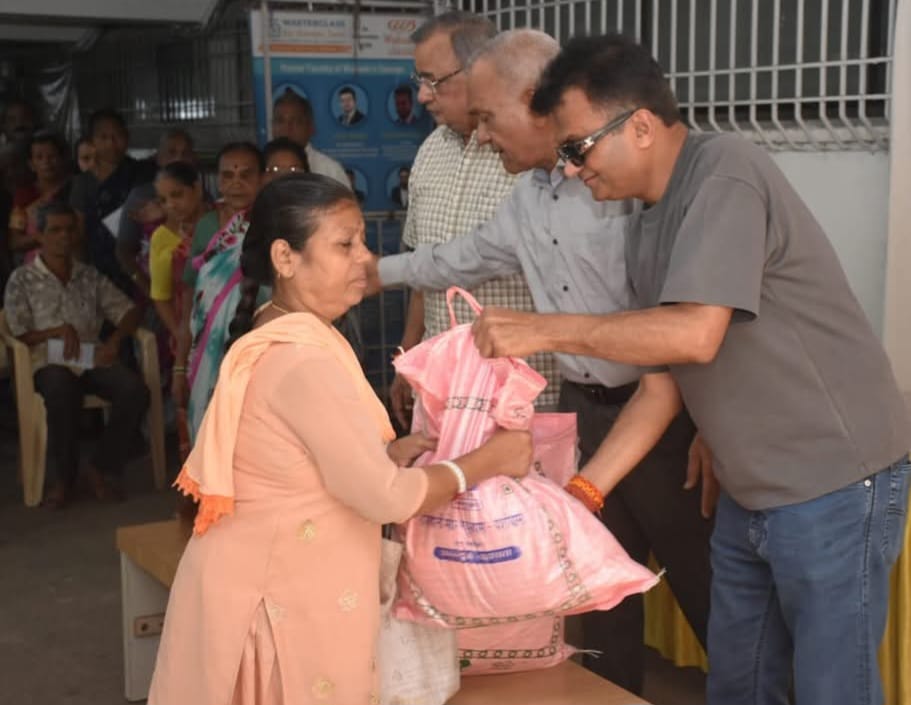 मीनादेवी मुरारका की स्मृति में 240 परिवारों को वितरित की गई खाद्य सामग्री